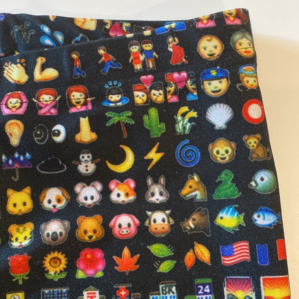 EMOJI KIDS LEGGINGS WITH MANY EMOJIS FOR A 6-7 YEAR OLD - Picture 6 of 12